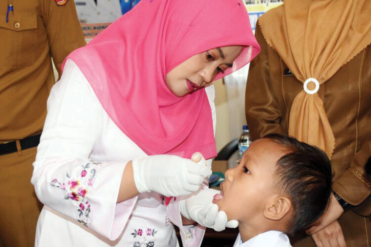 Ketua TP PKK Agam Tegaskan Peran Orangtua untuk Imunisasi Lengkap Anak 1 IMUNISASI POLIO— Ketua TP PKK Kabupaten Agam Ny. Yenni Andri Warman memberikan imunisasi polio di TK Melati dan TK Pembina Kecamatan Lubuk Basung, Senin (29/7).