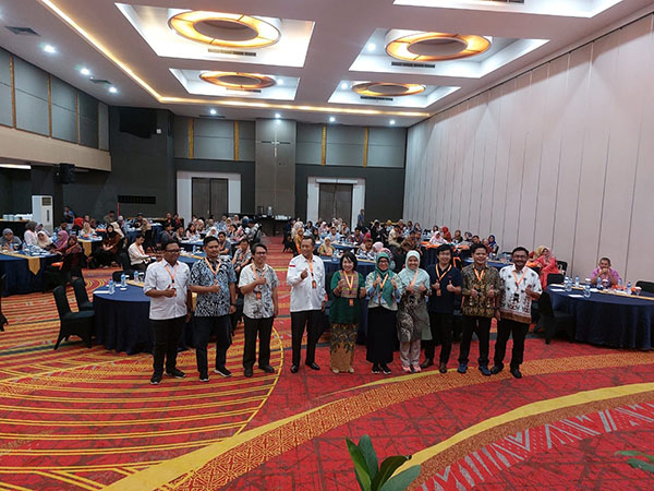 Biochar Solusi Pengusaha dan Petani Sawit Atasi Kelangkaan Pupuk 1 BERSAMA—Kepala Divisi Teknologi Proses, Departemen Teknologi Industri Pertanian, Fakultas Teknologi Pertanian IPB University, Prof. Dr. Erliza Hambali bersama narasumber dan peserta workshop bertajuk “Sosialisasi Karbonisasi Tandan Kosong Sawit dan Pemanfaatannya sebagai Soil Conditioner untuk Meningkatkan Efisiensi Pemupukan dan Kesuburan Tanah pada Perkebunan Sawit,” Jumat (5/7) di Padang.