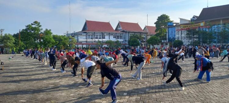 Budayakan Hidup Sehat, Ratusan ASN Pemko Ikuti Senam Massal 1 SENAM MASSAL— Ratusan Aparatur Sipil Negara (ASN) di lingkungan Pemko Padang mengikuti senam massal rutin di Galanggang Balai Kota, Aie Pacah, Rabu (17/7) pagi.