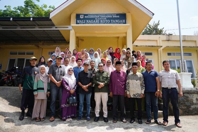 USAI—Bupati Eka Putra usai buka pelatihan  foto bersama dengan para peserta.