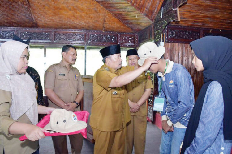 Buka Pelatihan Pemandu Wisata, Bupati Agam Harap Sektor Wisata Meningkat 1 PELATIHAN— Bupati Agam saat membuka kegiatan pelatihan pemandu wisata alam (Geowisata) di Lawang Park, Kecamatan Matur, Selasa (16/7).