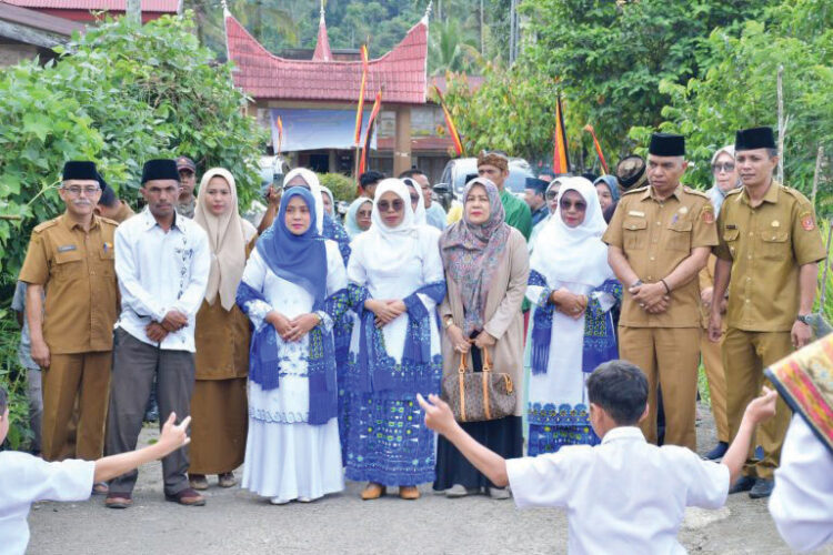 Ny.Yenni: 1 Muharram Titik Tolak Perbaiki Diri dan Perkuat Iman 1 TABLIGH AKBAR— Ketua BKMT Kabupaten Agam, Ny. Yenni Andri Warman, membuka Tabligh Akbar dalam rangka memperingati
1 Muharam 1446 H di Masjid Raya Tantaman, Kecamatan Palembayan, Selasa (16/7).