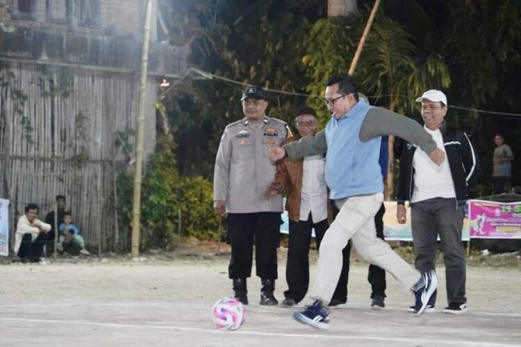 Dukung Kegiatan Bersifat Positif, Bupati Eka Putra Buka Turnamen Futsal Lindbas Cup III 1 TENDANG BOLA— Bupati Eka Putra lakukan tendangan pertama pembukaan Open Turnamen Futsal Linbdbas Cup III jorong Baing, Sabtu (20/7) malam.