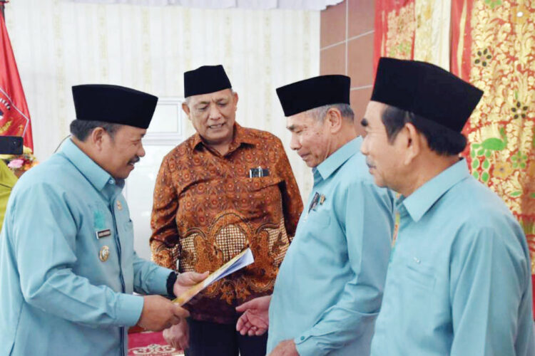 Bupati Ajak Pensiunan Pegawai Tetap Bersinergi Ayomi Masyarakat 1 PERINGATAN PWRI— Bupati Agam, Dr H Andri Warman, MM saat peringatan HUT ke-62 PWRI pada Rabu (24/7). Peringatan yang diinisiasi PWRI Kabupaten Agam cabang II ini dipusatkan di Balairung Rumah Dinas Bupati.