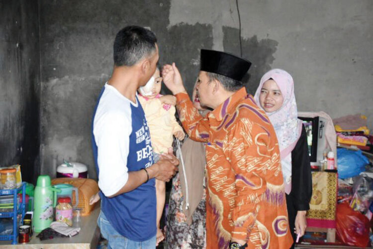 Bupati Agam Bantu Pengobatan Penderita Kangker Mata 1 BERKUNJUNG— Bupati Agam Andri Warman kunjungi Adzkiya Naila Farohan, anak penderita kanker mata di Panji, Jorong Batang Buo, Nagari Biaro Gadang, Kecamatan Ampek Angkek, Sabtu (13/4).