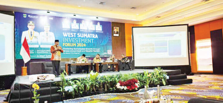 Bupati Agam Dorong Pengembangan Pariwisata Melalui WSIF 2024 1 PEMAPARAN— Bupati Agam, Andri Warman, saat memaparkan peluang investasi di Investment Project Ready to Offer (IPRO) pada Kegiatan West Sumatera Investment Forum (WSIF) 2024 di Surabaya, Jawa Timur, Rabu (17/7).