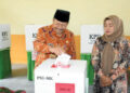 Bupati Agam Gunakan Hak Suara di TPS 12 Nagari Ampang Gadang