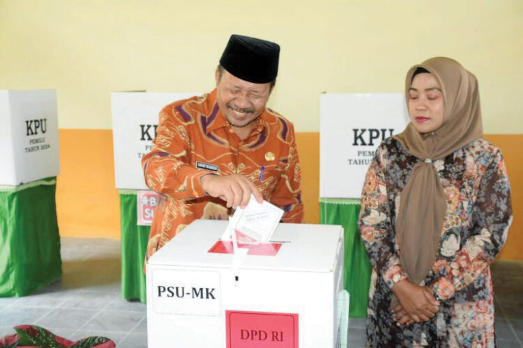 PENCOBLOSAN— Bupati Agam Andri Warman dan Ketua TP PKK Kabupaten Agam, Ny. Yenni Andri Warman lakukan pencoblosan PSU calon anggota DPD RI Dapil Sumbar tahun 2024, di TPS 12 Nagari Ampang Gadang Kecamatan Ampek Angkek, Sabtu (13/7).