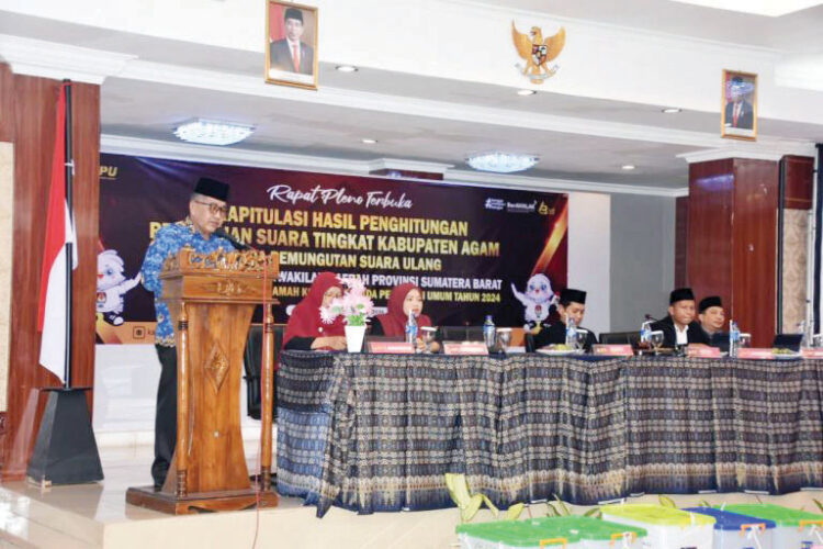 Hadiri Rapat Pleno Rekapitulasi Perhitungan Suara PSU DPD, Asisten I Setda Agam Apresiasi Penyelenggara Pemilu 1 PLENO TERBUKA— Asisten I Setda Agam, Rahman SIP hadiri rapat pleno terbuka, rekapitulasi hasil penghitungan perolehan suara tingkat Kabupaten Agam pada PSU Anggota DPD Sumbar, di Hotel Sakura Syariah, Rabu (17/7).