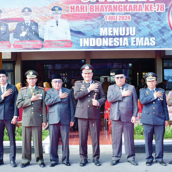 HUT BHAYANGKARA— Asisten Pemerintahan dan Kesra Setda Kabupaten Agam Rahman Sip, ikuti Upacara Peringatan Hari Ulang Tahun Bhayangkara yang ke 78, di Halaman Kantor Bupati Kabupaten Agam, Senin (1/7).