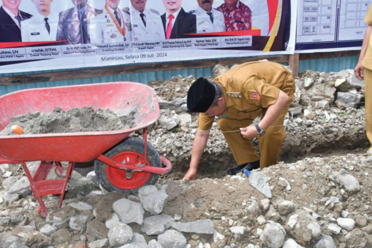 Baru Terkumpul Rp50 Juta, Pembangunan Asrama dan Rumah Tahfidz MAN 1 Agam Habiskan Anggaran Rp4 Miliar 1 PELETAKKAN BATU PERTAMA— Bupati Agam, Andri Warman meletakkan batu pertama pembangunan Asrama Putri dan Rumah Tahfidz MAN 1 Agam, Maninjau, Kecamatan Tanjung Raya, Selasa (9/7).