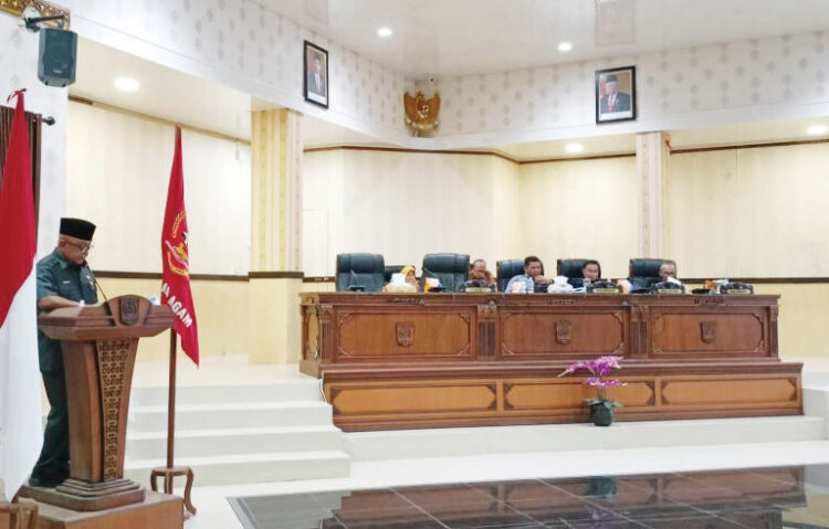 Sampaikan Nota Pengantar Rancangan KUA dan PPAS Tahun 2025, Sekda: Tantangan Keterbatasan Anggaran Masih Dihadapi 1 NOTA PENGANTAR— Bupati Agam diwakili Sekretaris Daerah, Drs H Edi Busti MSi, menyampaikan nota pengantar Rancangan Kebijakan Umum Anggaran (KUA) dan Prioritas Plafon Anggaran Sementara (PPAS) Tahun 2025.