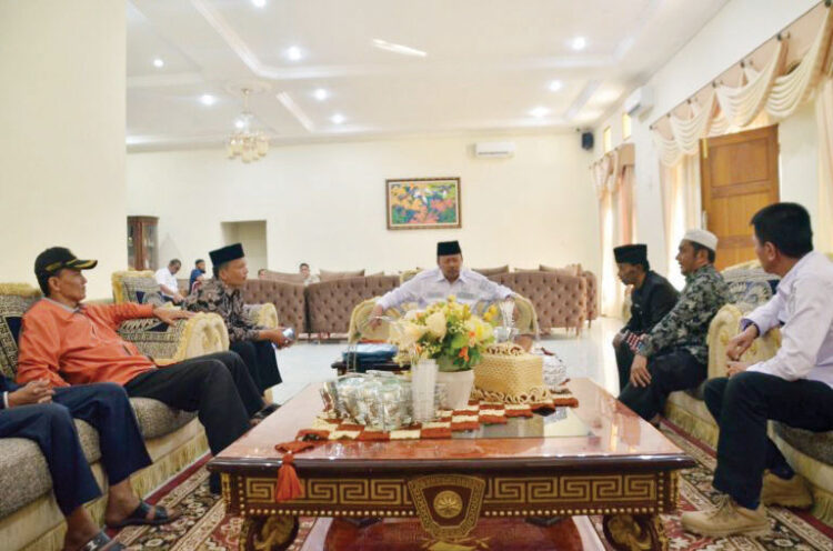 AUDIENSI— Bupati Agam, Andri Warman, menerima audiensi dengan Forum Kerukunan Umat Beragama (FKUB) Kabupaten Agam di Mess Pemda Belakang Balok, Bukittinggi, Rabu (10/7).