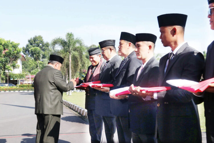 Dukung Gernas 10 Juta Bendera Merah Putih, Bupati Andri Warman bagikan Bendera 1 SIMBOLIS— Bupati Agam, Dr H Andri Warman, menyerahkan bendera secara simbolis kepada perwakilan pemerintah nagari, Forkopimca dan masyarakat, Jumat (19/7).