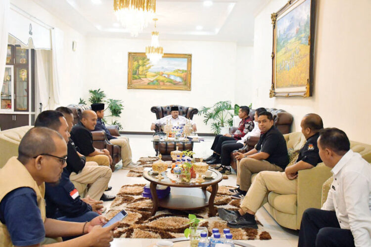 Bupati-KPU Agam Serah Terima Berkas Pelantikan Anggota DPRD Terpilih 1 AUDIENSI— Bupati Agam, Andri Warman, audiensi dengan Komisi
Pemilihan Umum (KPU) Agam di Rumah Dinas Bupati Agam,
Lubuk Basung, Rabu (24/7).