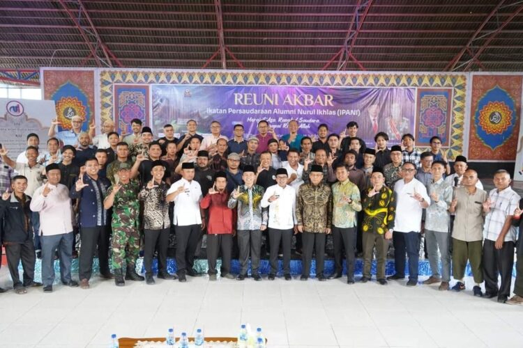 19 Ribu Anak Tanah Datar Penghafal Al Quran 1 FOTO BERSAMA— Peserta reuni akbar foto bersama Bupati Eka Putra.