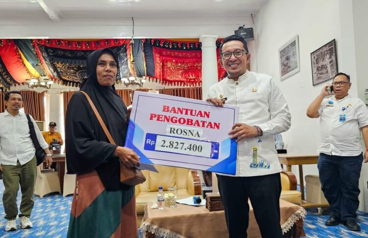 59 Masyarakat Tanah Datar dapat Pengobatan Gratis 1 BANTUAN PENGOBATAN—Bupati Tanahdatar Eka Putra serahkan bantuan pengobatan.
