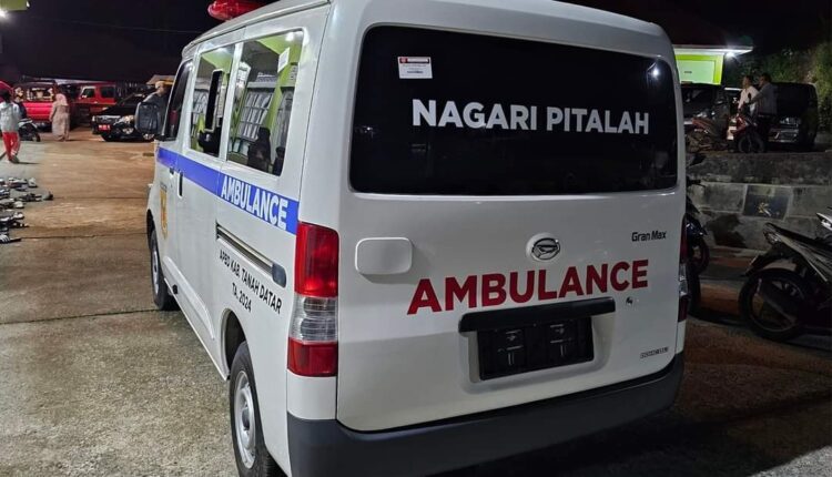 Lama Menanti, Warga Nagari Pitalah Akhirnya Miliki Ambulans 1 BANTUAN AMBULANS— Bupati Tanah Datar Eka Putra serahkan 1 unit ambulans untuk Nagari Pitalah Kecamatan Batipuh, Kamis (11/7) malam di Masjid Raya Pitalah.