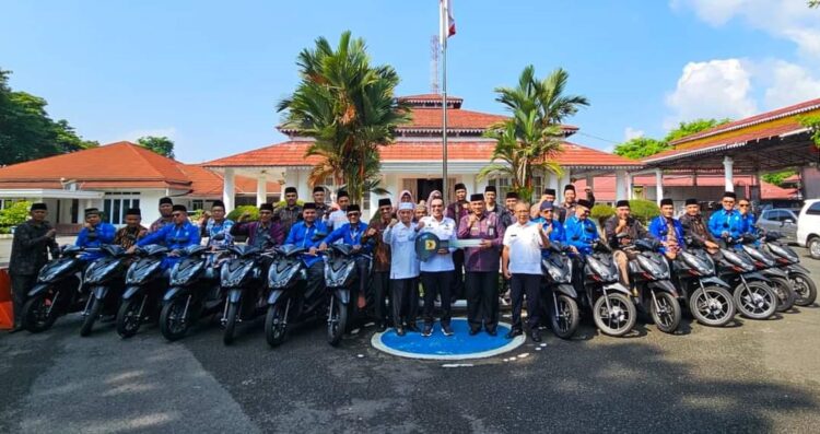 Bupati Eka Putra Serahkan Bantuan Kendaraan Operasional untuk Kepala KUA se Tanah