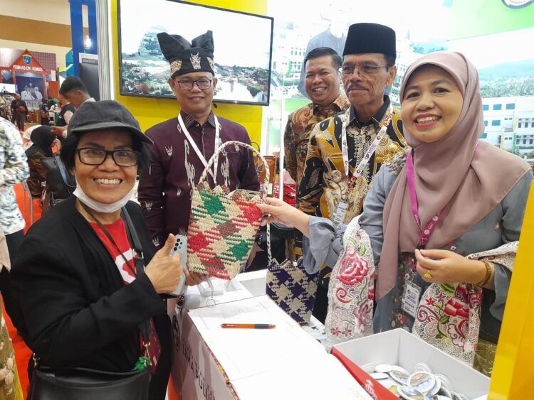 KUNJUNGI STAND—Bupati Limapuluhkota Safaruddin kunjungi Stand Produk UMKM Limapuluh Kota di acara Rakernas Apeksi.