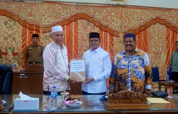 Bupati Hamsuardi Sampaikan Nota Pengantar Rancangan KUA PPAS TA 2025 1 SERAHKAN NOTA— Bupati Hamsuardi serahkan Pengantar Rancangan KUA PPAS TA 2025 kepada pimpinan DPRD Pasaman Barat.