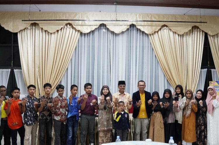 5 Tahun Tidak Mengirim Utusan, 11 Pelajar Limapuluh Kota Kembali Wakili Sumbar 1 FOTO BERSAMA— Bupati Limapuluh Kota Safaruddin saat bersama siswa berprestasi yang akan mewakili Sumbar untuk tingkat Sumbar.
