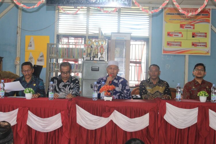 ARAHAN—Bupati Pasbar Hamsuardi, didampingi Kadis DPMN Defi Irawan, Kadis Kesehatan Hajran Huda, Sekretaris DPMN Syaikhul Putra, Sekcam Kecamatan Pasaman memberikan arahan dalam rakor antara Pemerintahan Nagari dan Pemerintah Daerah Pasaman Barat serta unsur niniak mamak.
