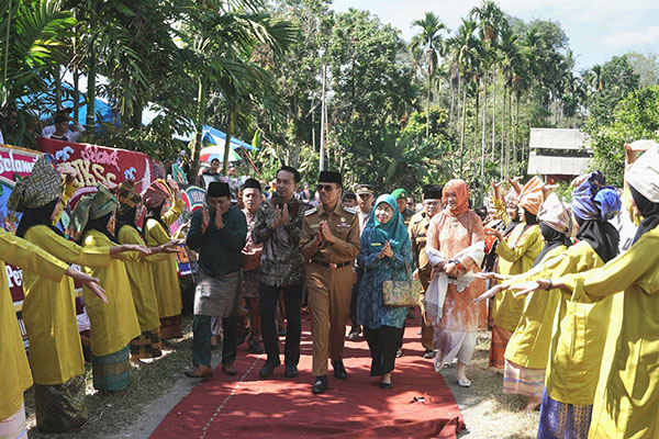 Bupati Resmikan Gedung Baru Kantor Wali Nagari Durian Gadang 1 PENYAMBUTAN— Bupati Limapuluh Kota Safaruddin Dt.Bandaro Rajo dan Ketua DPRD Deni Asra, disambut masyarakat Durian Gadang.