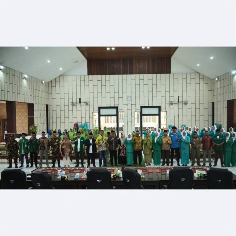 Jajaran Pemkab Solsel Hadiri Pelantikan PC Fatayat NU 1 FOTO BERSAMA— Jajaran Pemerintah Kabupaten Solok Selatan usai menghadiri Pelantikan Pengurus Cabang Fatayat Nahdatul Ulama (NU) Kabupaten Solok Selatan foto bersama.