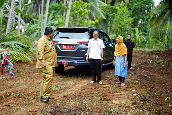 TINJAU LAPANG— Bupati Padangpariaman Suhatri Bur saat melakukan peninjauan lapangan dan mengawasi kegiatan pembangunan di beberapa wilayah.