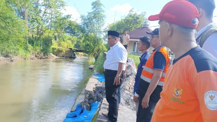 Bupati Suhatri Bur Harapkan, Secepatnya Dilakukan Normaliasi Sungai Batang Tapakis 1 TINJAU—Bupati Padangpariaman Suhatri Bur saat meninjau aliran Sungai Batang Tapakis.