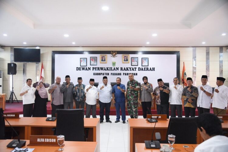 PENYAMPAIAN KUA-PPAS— Bupati Padangpariaman Suhatri Bur berfoto bersama dengan jajaran pimpinan DPRD, Forkopimda, usai sidang paripirna penyampaian KUA PPAS Tahun 2025 di gedung DPRD.
