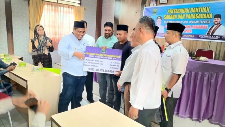 SERAHKAN BANTUAN— Bupati Suhatri Bur serahkan bantuan sarana dan prasarana untuk warga Ulakan Tapakis