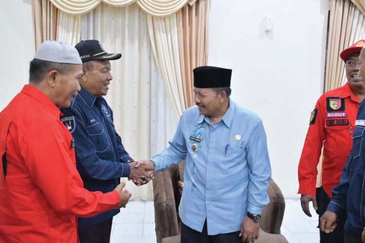 KUNJUNGAN— Bupati Agam Andri Warman, menerima kunjungan silaturahmi dari Kepala Pusat Pendidikan dan Pelatihan Cabang (Kapusdiklatcab) Agam di Mess Pemkab Agam Belakang Balok, Bukittinggi, Selasa (2/7).