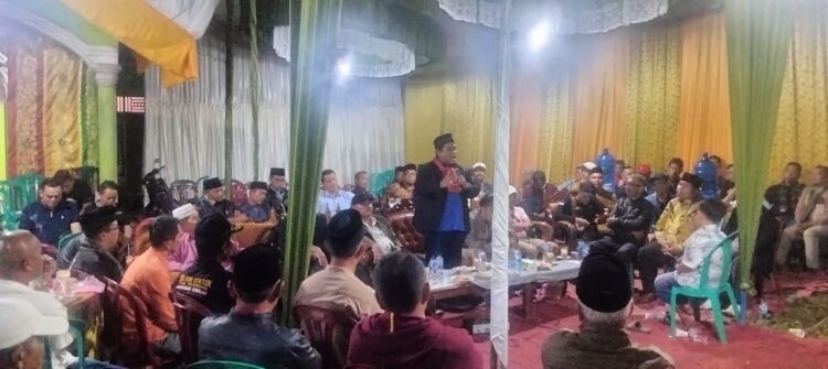 SAPA WARGA— Bupati Padangpariaman Suhatri Bur sapa tokoh masyarakat dan warga di Alek Nagari Batagak Gala Penghulu Korong Sungai Lawai, Nagari Kuranji Hulu.