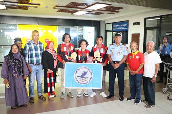 SAMBUT KEDATANGAN ATLIT— Danlanud SUT Kolonel Nav Sani Salman Nuryadin menyambut kedatangan tiga atlit Paralayang FASI Sumbar di Bandara Internasional Minangkabau (BIM), Senin (15/7).