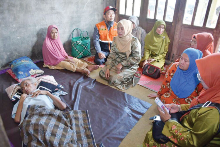 Datangi 2 Warga Terbaring Lemah di Tanjung Raya, LKKS Agam Beri Perhatian Khusus 1 DATANGI WARGA— Ketua LKKS Kabupaten Agam, Ny Yenni Andri Warman mendatangi
kediaman dua warga Kecamatan Tanjung Raya, yang terbaring lemah akibat penyakit yang
diderita, Jumat, (19/7).