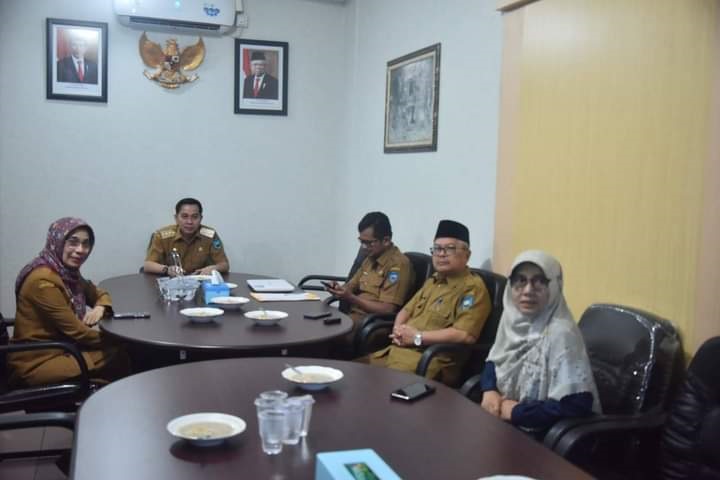 Pj Fauzan Hasan Ikuti Rakor, Dipimpin Mendagri RI Muhammad Tito Karnavian 1 IKUTI— Penjabat (Pj) Wali Kota Sawahlunto Fauzan Hasan, saat mengikuti Rapat Koordinasi (Rakor) Pengendalian Inflasi serta Penanggulangan TBC dan Polio bersama Kemendagri yang diselenggarakan secara daring, pada Senin (15/7) di Balaikota