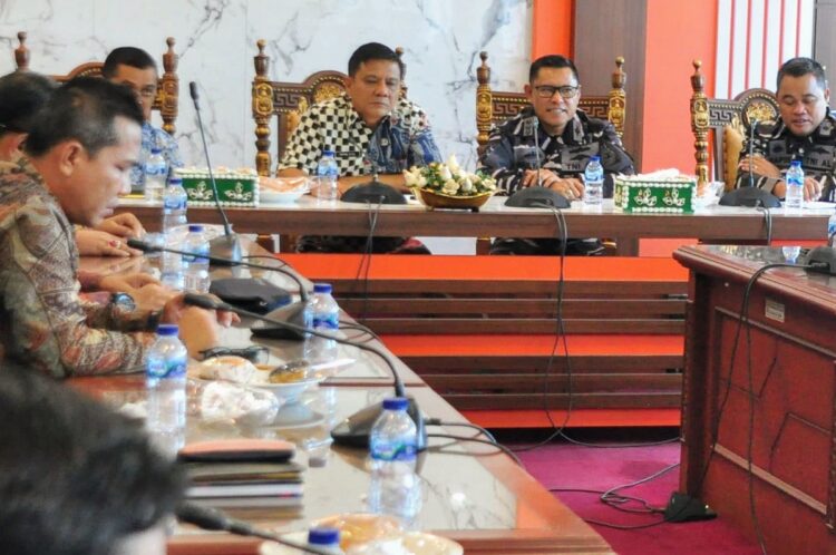 Dipimpin Wadanlantamal II Kolonel Laut (P) Mulyadi,KBN Dawilhanla Segera Ditabuh 1 PIMPIN RAPAT — Wadanlantamal II Kolonel Laut (P) Mulyadi.S.E.,CRMP.,M.Tr.Opsla, saat memimpin rapat persiapan Dawilhanla.