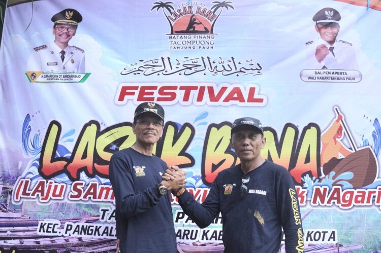Diresmikan Bupati Safaruddin, Festival Lasak Bana Berhasil Tarik Animo Masyarakat 1 BERSAMA— Bupati Limapuluhkota Safaruddin bersama masyarakat dalam acara Festival Lasak Bana di Tanjuang Pauh, Pangkalan.