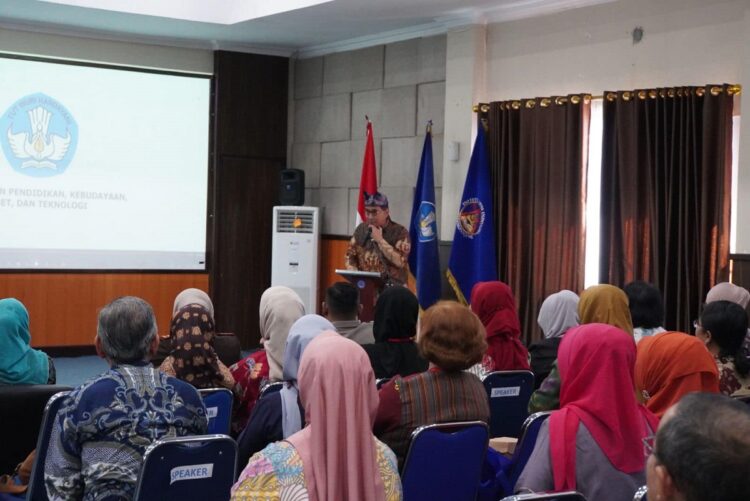 Dirjen Kebudayan Apresiasi ISI Bangkitkan Keragaman Budaya Melalui ICAMAC 1 SAMBUTAN—Direktur Jenderal Kebudayaan, Kementerian Pendidikan, Kebudayaan, Riset dan Teknologi, Hilmar Farid, Ph.D berikan sambutan pada acara The 1st International Conference On Arts, Media dan Culture (ICAMAC) yang digelar ISI Padang Panjang, Kamis (25/7).