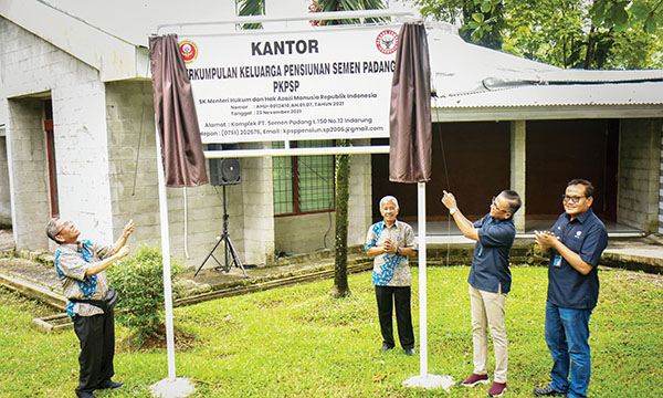 PERESMIAN KANTOR— Direktur Utama PT Semen Padang Indrieffouny, membuka selubung papan nama Kantor PKPSP dengan didampingi Ketua PKPSP Harmen Asti Nashar serta Kepala Departemen Komunikasi & Hukum Perusahaan PT Semen Padang Iskandar Z Lubis, di Komplek PT Semen Padang L.150 Nomor 12, Rabu (10/7).