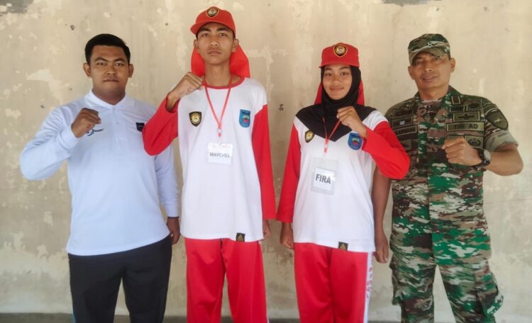 Dua Orang Pelajar Kota Sawahlunti Terpilih jadi Paskibraka 1 DAMPINGI—Dua Orang Pelajar Kota Sawahlunto terpilih jadi Paskibraka didampingiK ordinator Pelatih Diklat Pelda TNI AD Zulkarnaini.