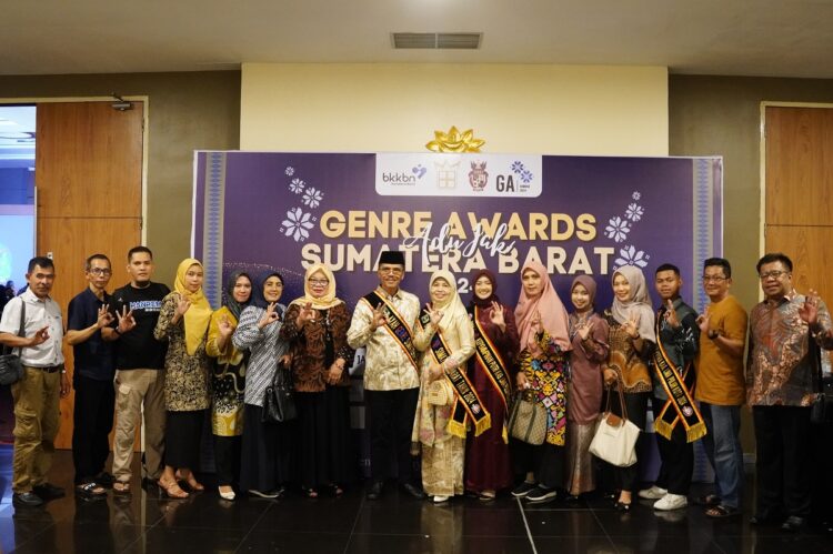 Dukung Penuh Kegiatan GenRe, Bupati Safaruddin Bersama Ketua TP PKK Terima Penghargaan Ayah dan Bunda GenRe Pengayom Sumatera Barat 1 Dukung Penuh Kegiatan GenRe
Bupati Safaruddin Bersama Ketua TP PKK Terima Penghargaan Ayah dan Bunda GenRe Pengayom Sumatera Barat
LIMAPULUH KOTA, METRO
Berkomitmen penuh dalam pembinaan remaja di Kabupaten Lima Puluh Kota secara langsung dan aktif dalam setiap pembinaaan edukasi kesehatan reproduksi serta pembangunan karakter GenRe (Generasi Berencana), Bupati Lima Puluh Kota, Safaruddin Dt.Bandaro Rajo dan Ketua TP PKK diganjar penghargaan Ayah dan Bunda Pengayom Sumatera Barat dari BKKBN (Badan Kependudukan dan Keluarga Berencana Nasional).
Penghargaan itu diterima Bupati Safaruddin dan Bunda Nevi bersama tujuh kepala daerah lainnya pada ajang Apresiasi Duta GenRe dan Jambore Ajang Kreatifitas (ADUJAK) Sumatera Barat 2024 yang diselenggarakan di Truntum Hotel, Kota Padang, Sabtu, (27/7).
Piagam penghargaan Ayah dan Bunda GenRe diserahkan Gubernur Sumatera Barat yang diwakili Asisten II bidang Perekonomian dan Pembangunan Sekretariat Daerah Provinsi (Setdaprov) Sumbar Arry Yuswandri didampingi Kepala Perwakilan BKKBN Sumbar Fatmawati bersama Ketua TP PKK Sumbar Harneli. Turut mendampingi Bupati dan Ketua TP PKK, Kepala DP2KBP3A Wilda Reflita, Pejabat Administrator, para penyuluh KB dan sejumlah Duta Genre Kabupaten Lima Puluh Kota.
Bupati Safaruddin sesaat setelah menerima penghargaan mengucapkan terima kasih kepada BKKBN Perwakilan Sumatera Barat yang telah mengapresiasi upaya Pemerintah Kabupaten/Kota di Sumatera Barat dalam meningkatkan partisipasi dan peran serta remaja untuk meraih bonus demografi serta mewujudkan Indonesia Emas 2045.
“Penghargaan ini menunjukkan komitmen dan dukungan Pemerintah Kabupaten Lima Puluh Kota dalam meningkatkan partisipasi dan peran serta dalam program kesehatan reproduksi remaja dan pembangunan karakter remaja untuk meraih bonus Demografi dan Indonesia Emas khususnya di Kabupaten Lima Puluh Kota,” ungkap Bupati Safaruddin.
“Selain itu, Pemkab Lima Puluh Kota akan terus memperhatikan setiap perkembangan remaja hingga tingkat Jorong. Karena mereka akan menjadi penerus kita di masa yang akan datang. Jangan sampai ada yang menyimpang dan menjadi sumber daya yang tidak baik. Pemilihan duta GenRe ini, menjadi salah satu upaya kita menjadikan generasi remaja berketahanan dan berencana serta jadi role model di lingkungannya,” tambah Bupati Safaruddin.
Sementara itu, Ketua TP PKK Lima Puluh Kota, Ny.Nevi Safaruddin menyampaikan, ini sebuah penghargaan yang sangat luar biasa bagi Ia dan Pak Bupati yang memang betul - betul sangat peduli terhadap duta - duta genre untuk diorbitkan menjadi tokoh - tokoh muda yang merencanakan kehidupan di masa depan. “Penghargaan ini adalah suatu bentuk tantangan dan juga motivasi untuk memberikan atensi lebih kepada anak - anak muda kita tentunya untuk memaksimalkan bonus demografi serta mewujudkan generasi emas Indonesia kedepannya,” tandas Ny.Nevi Safaruddin. (uus)