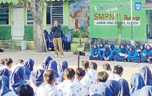 Tim Klewang Polresta Padang Edukasi Pelajar SMP 11 Bahaya Tawuran 1 EDUKASI PELAJAR— Dantim II Klewang Satreskrim Polresta Padang, Aiptu David Rico Darmawan, memberikan edukasi kepada para pelajar SMPN 11 untuk mencegah aksi tawuran.