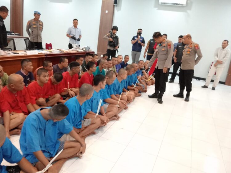 PELAKU KRIMINALITAS— Kapolres AKBP Ahmad Faisol dan Wakapolres Kompol Indra, saat bersama tersangka kasus kriminalitas.