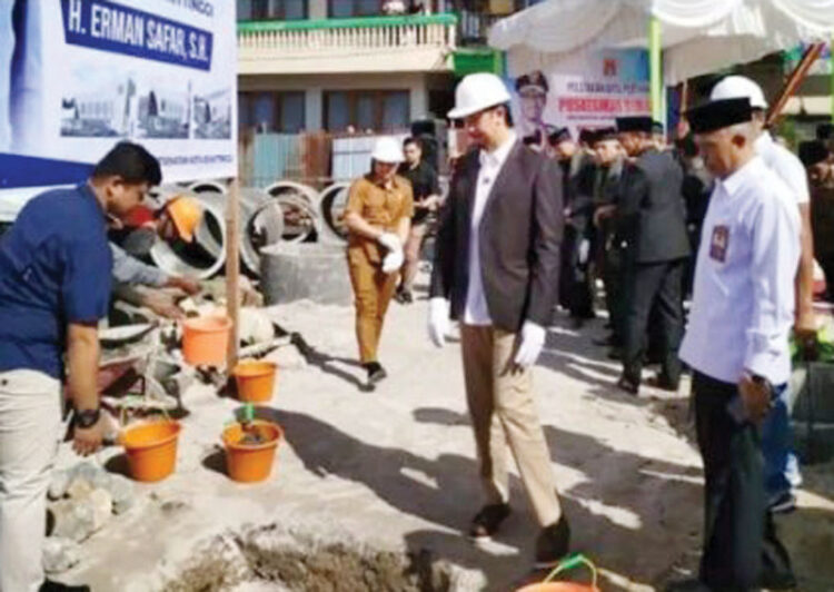 PELETAKAN BATU PERTAMA— Wali Kota Bukittinggi, Erman Safar, melakukan pelatakan batu pertama pembangunan Puskesmas Birugo, Kecamatan Aua Birugo Tigo Baleh, Senin (15/7).