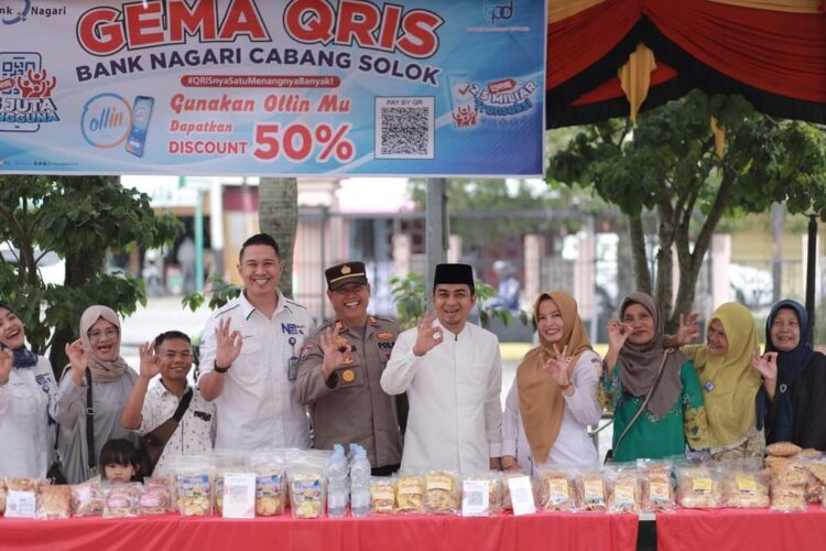 Menyambut Tahun Baru Islam 1446 H, Pemko Solok Gelar Tabligh Akbar 1 KUNJUNGI—Wakil Wali Kota Solok Ramadhani mengunjungi gebyar muharam UMKM.