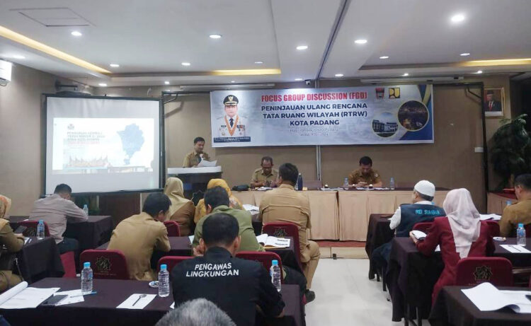 FOCUS GROUP DISCUSSION—  Asisten II Perekonomian dan Pembangunan Didi Aryadi, membuka kegiatan FGD terkait penyusunan peninjauan kembali Rencana Tata Ruang Wilayah (RTRW) tahun 2010-2030.