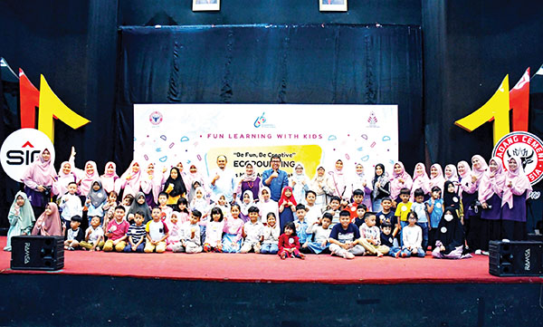 FUN LEARNING— FKIKSP menggelar Fun Learning With Kids berupa Kelas Ecopounding dengan tema ‘Be Fun, Be Creative-Ecopounding, Let’s Make Art We Nature’, di Gedung Serba Guna (GSG) PT Semen Padang, Minggu (14/7).
